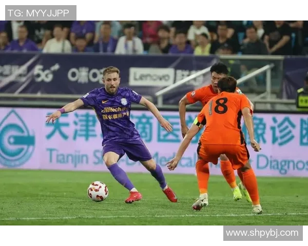 足球明星在沙滩上激情踢球广告展现运动魅力与夏日乐趣